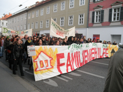 Demo gegen die Kürzung der Familienbeihilfe