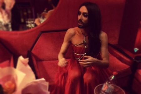 Conchita Wurst reitet im „Crazy Horse“ ein