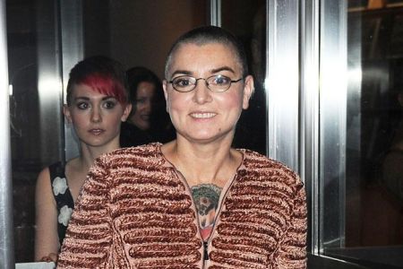 Sinead O'Connor raucht im Garten Gras