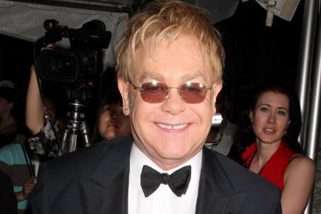 Elton John ins Krankenhaus eingeliefert