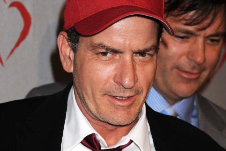 Charlie Sheen lacht über sich selbst