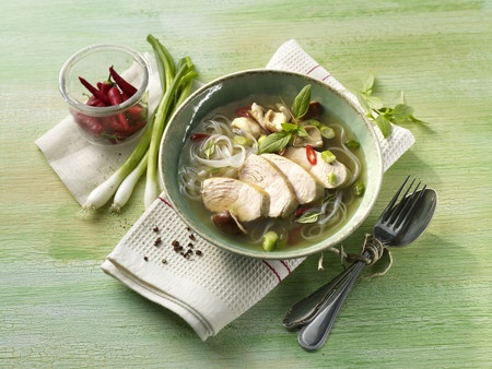 Asiatische Geflügelsuppe mit Glasnudeln und Shiitake