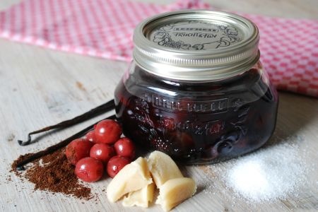 Geflämmte Joghurt-Kirschcreme mit Tonkabohnenaroma