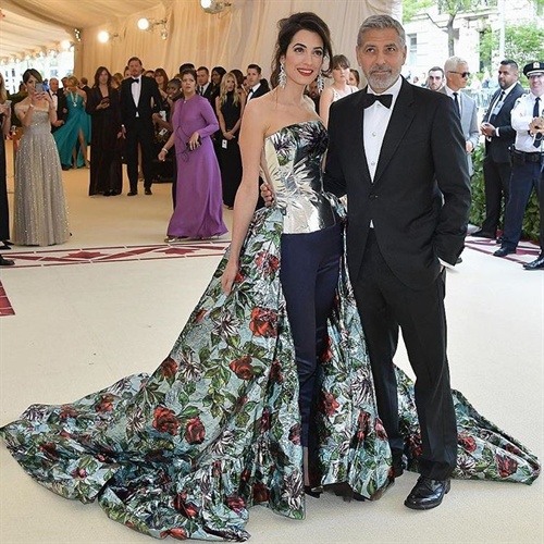 Amal Clooney in Richard Quinn mit George Clooney